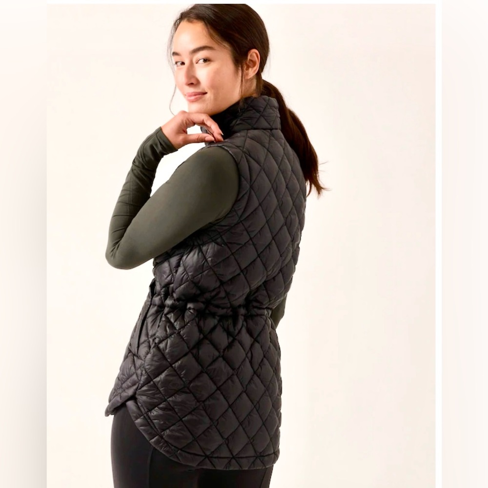 NWT Athleta’s top selling Whisper weight “puffer” black vest size L.